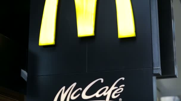 McCafe bord in Hong Kong — Stockvideo