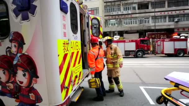 Coches ambulancia de emergencia — Vídeo de stock