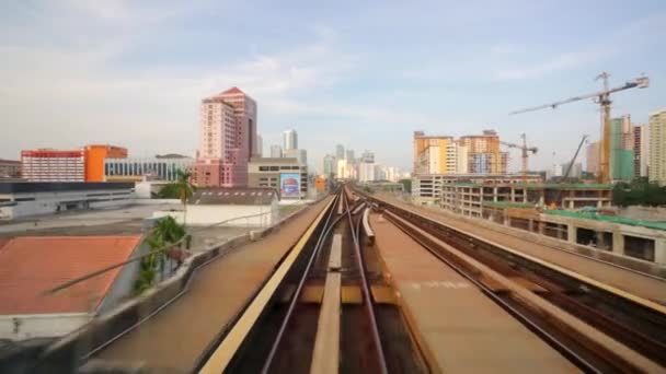 La vista de la ciudad desde mouving tren LRT — Vídeo de stock