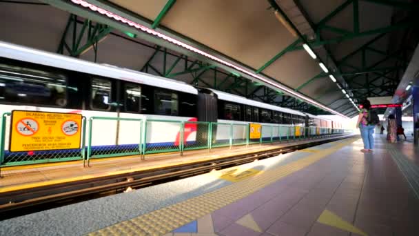 Tren LRT en movimiento — Vídeo de stock
