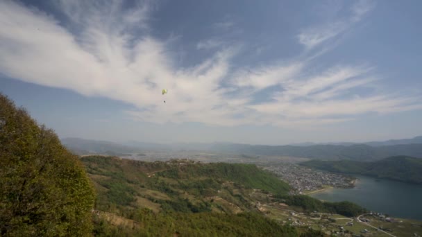 Parapentes volando contra montañas — Vídeos de Stock