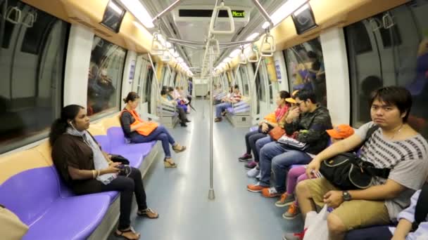 Personas en tren MRT — Vídeos de Stock