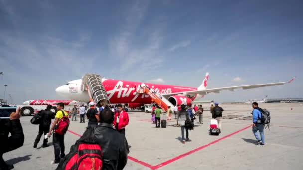 Air Asia uçağa binmeden yolcu — Stok video