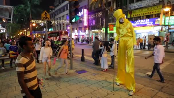 Stilt walker on street — Stock Video