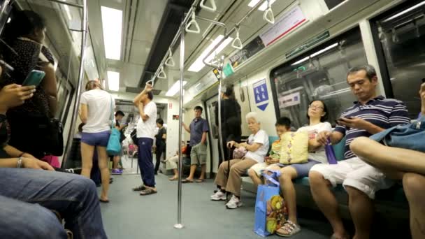 Persone in treno MRT — Video Stock