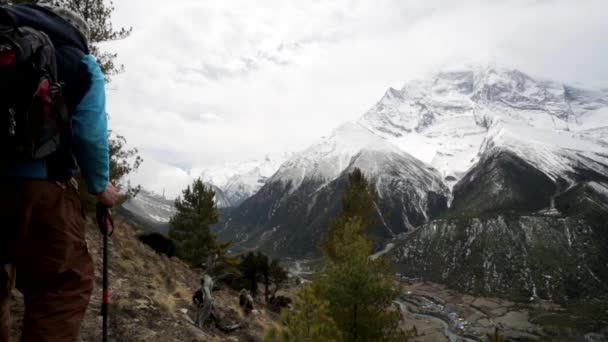 Senderismo en montañas del Himalaya — Vídeo de stock