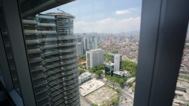 Sky bridge of Petronas Twin Towers — Stock Video