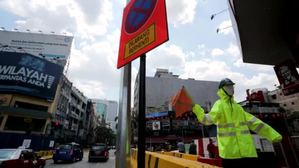 带有标志的道路上的模特 — 图库视频影像