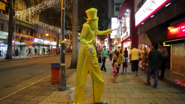 Stilt walker op straat — Stockvideo