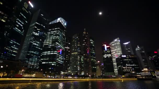 Horizonte singapurense por la noche. — Vídeo de stock