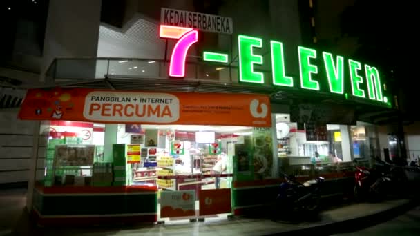 Exterior nocturno de la tienda 7-Eleven — Vídeo de stock