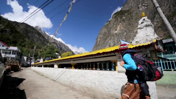 Backpacker spinning buddhist ruedas de oración — Vídeo de stock