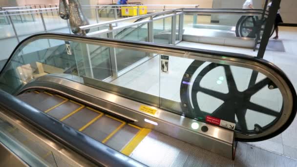 Escalator in the Singapore 's MRT — стоковое видео