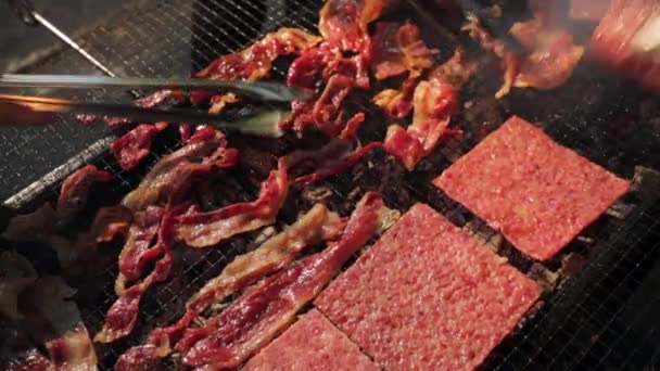 Bacon koken op een bakplaat — Stockvideo