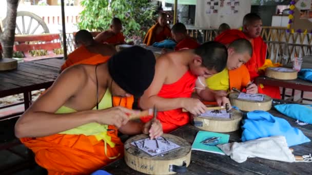 Noviços budistas esculpindo talheres — Vídeo de Stock