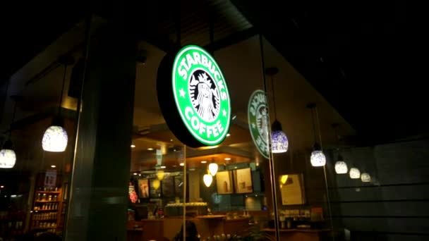 Логотип кофе Starbucks — стоковое видео