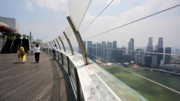 Turistas que visitan SkyPark — Vídeo de stock