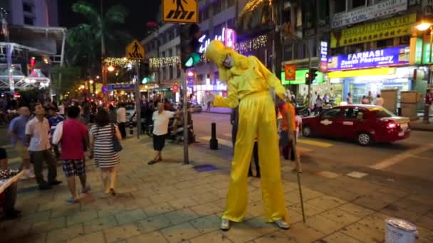 Stilt walker op straat — Stockvideo