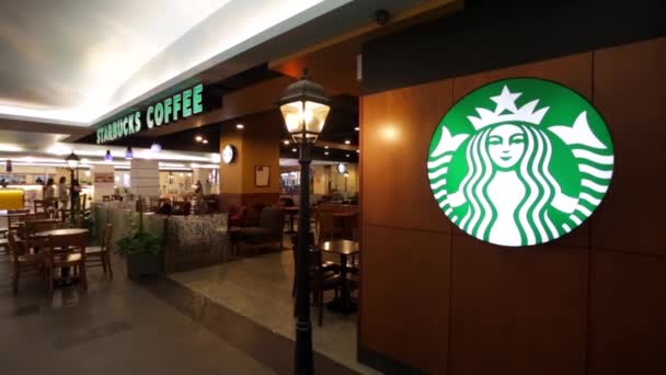 Starbucks кофе в торговом комплексе — стоковое видео