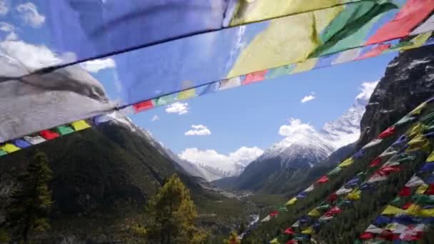 Drapeaux de prière et neige Montagnes — Video