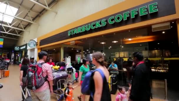 Кофе Starbucks в международном аэропорту — стоковое видео