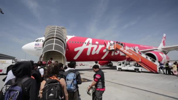 Passagiere steigen in Flugzeug aus Asien ein — Stockvideo