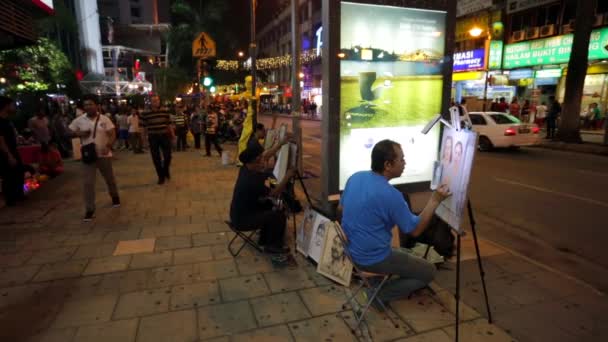 Artistas callejeros pintando imágenes — Vídeo de stock