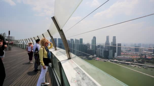 Turisták Skypark — Stock videók