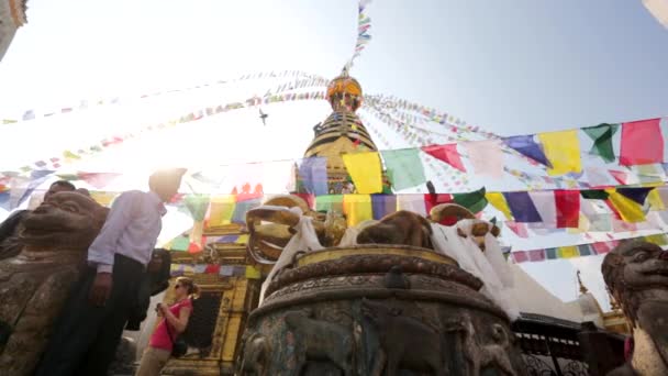 Människor besöker Monkey temple — Stockvideo