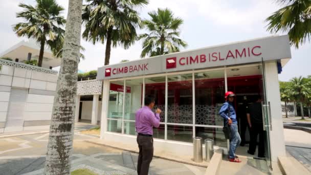 Mensen gebruiken Cimb Bank — Stockvideo