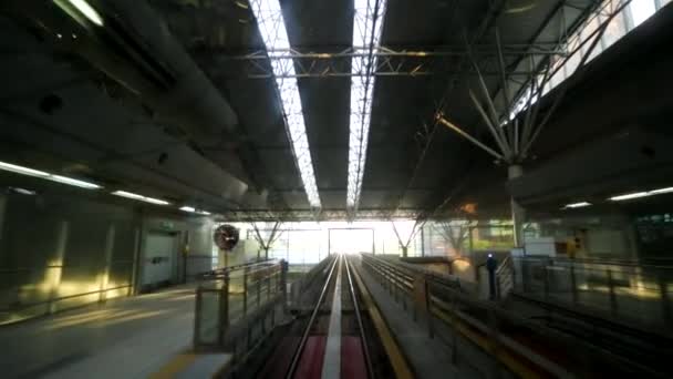 Vista de la ciudad desde el tren en movimiento — Vídeo de stock