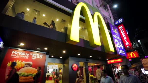 Utvendig McDonald 's restaurant – stockvideo