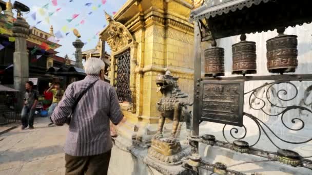 Άνθρωποι στυψίματος βουδιστική προσευχή τροχούς — Αρχείο Βίντεο