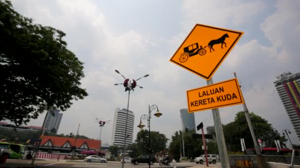 Znak drogowy w Merdeka Square — Wideo stockowe