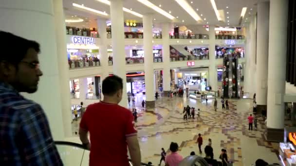 Människor på Berjaya Time Square — Stockvideo