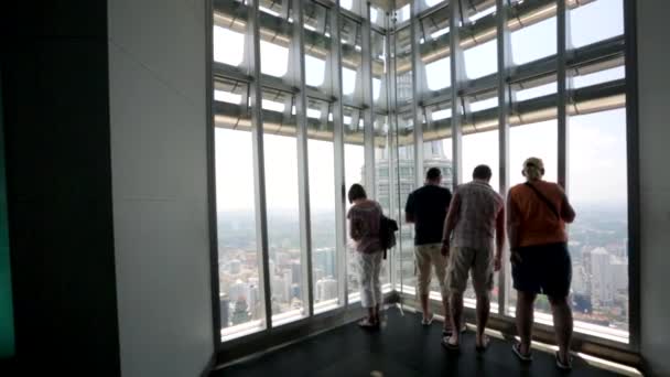 Turistas visitam Torres Gêmeas Petronas — Vídeo de Stock