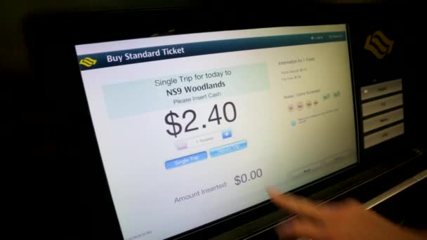 Mujer comprar entradas — Vídeo de stock