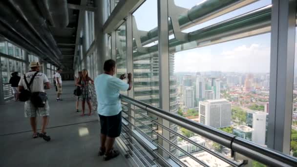 Turistas visitam Torres Gêmeas Petronas — Vídeo de Stock