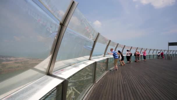 Turistas que visitan SkyPark — Vídeo de stock