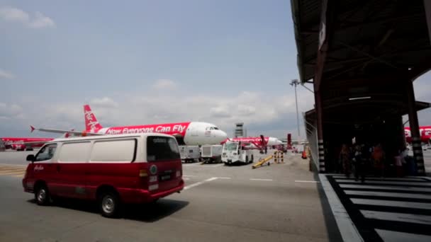 AirAsia Jet vliegtuigen — Stockvideo