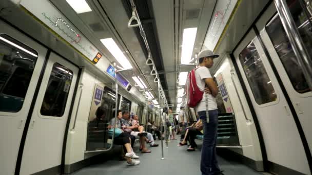 Pessoas em trem MRT — Vídeo de Stock