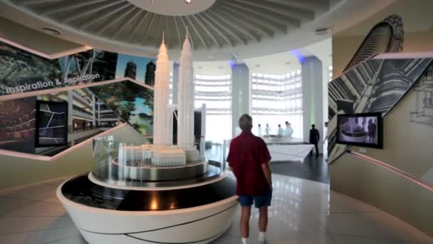 I turisti visitano Petronas Twin Towers — Video Stock