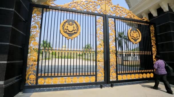 Puerta del Palacio Real Istana Negara — Vídeos de Stock