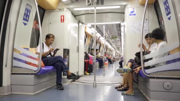 Pessoas em um trem MRT — Vídeo de Stock