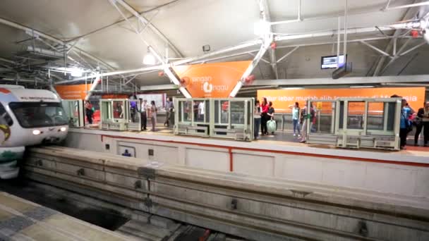 İnsanlar Monoray tren istasyonunda — Stok video