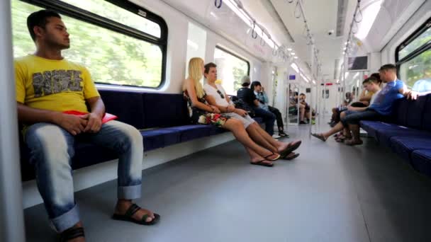 Gente sentada en un tren — Vídeos de Stock