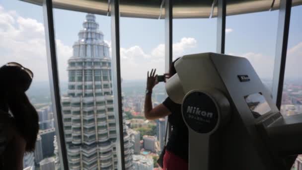 Touristen besuchen Petronas Zwillingstürme — Stockvideo