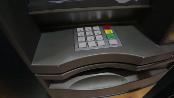 Obtenir de l'argent du distributeur automatique — Video