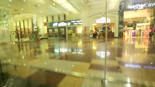 Persone a Berjaya Time Square — Video Stock