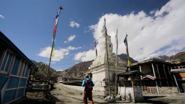 Klooster in bergen van de Himalaya — Stockvideo